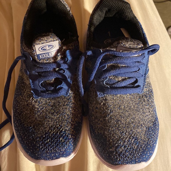 Boys size 1 Athletics “Kool Knit” shoes - Picture 1 of 3